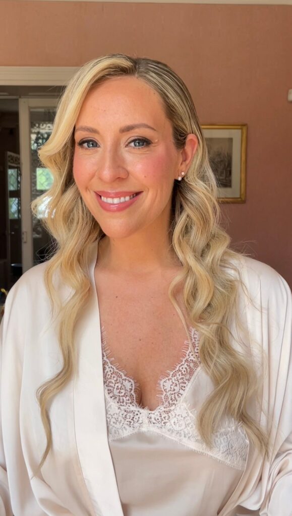 Une mariée, juste avant sa cérémonie, portant un maquillage léger. Son teint est frais et lumineux, sa peau semble respirer. Le regard, légèrement plus travaillé, apporte l’équilibre parfait entre naturel et élégance pour le jour de son mariage.