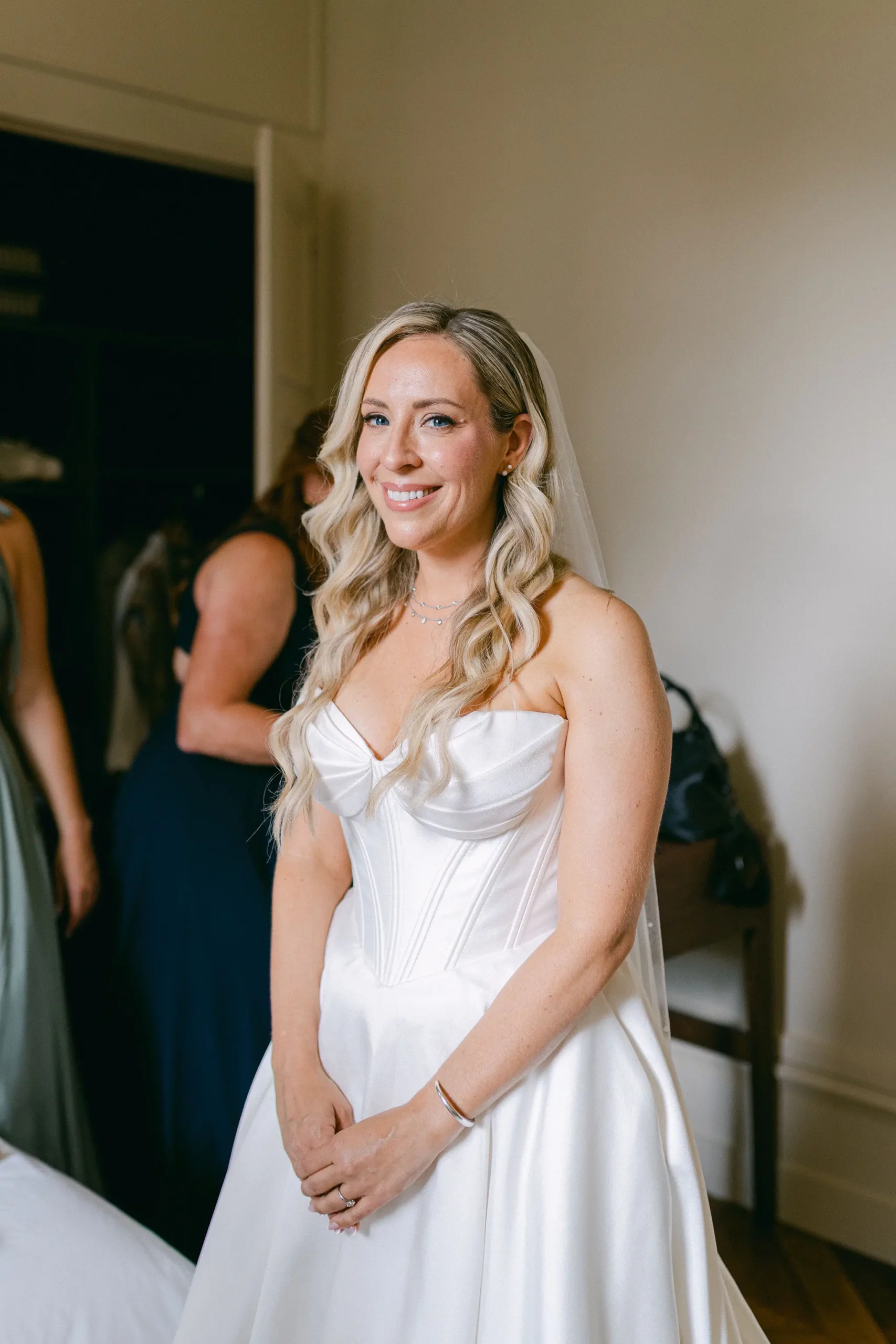 La mariée photographié par un professionnel. Elle est coiffée et maquillée et vient de mettre sa robe blanche.